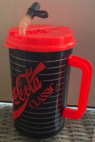 05880-1 € 4,00 coca cola drinkbeker met handvat zwart rood classic H D.jpeg